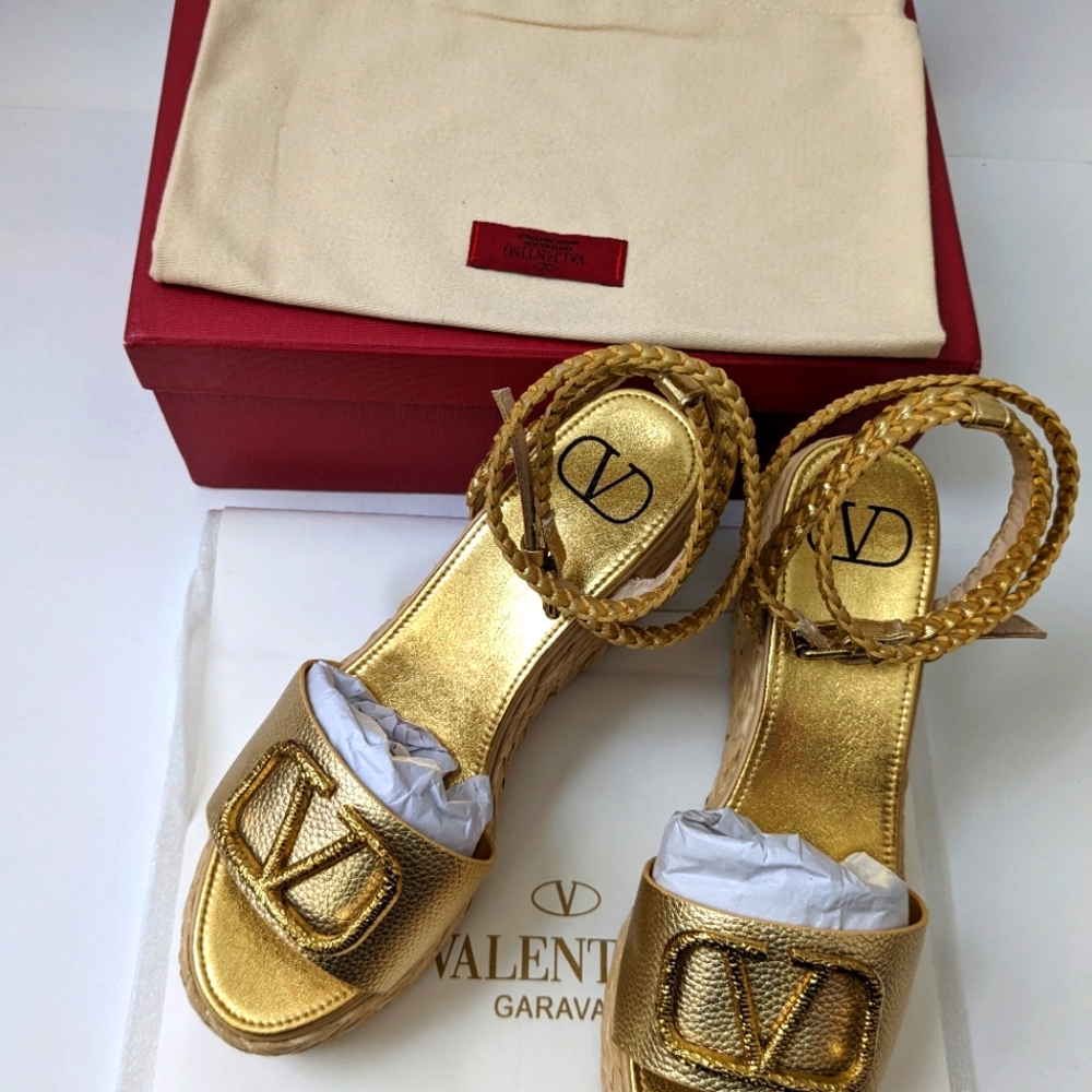 Valentino Garavani sandals (Authentic.)